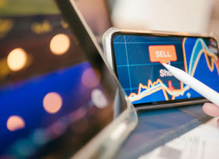Analist multi-piață care evaluează opțiuni Bitcoin, Ethereum și forex